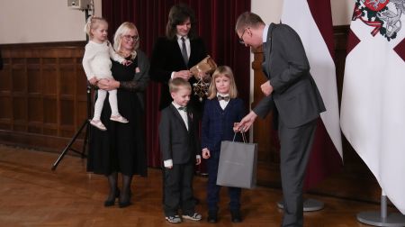 Galiņu ģimene no Jēkabpils novada iededz svētku egli prezidenta pilī