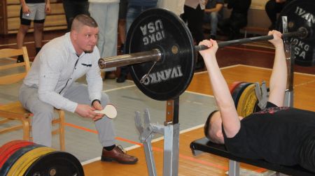 Jēkabpilī norisinās iesācēju kauss svaru stieņa spiešanā guļus
