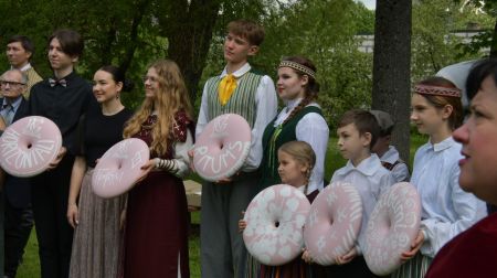 Jēkabpils novadā aizvadīta dziesmu un deju svētku aktivitāte “Savīšanās ceļš”