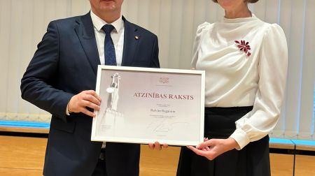 Raivis Ragainis saņem Ministru kabineta Atzinības rakstu