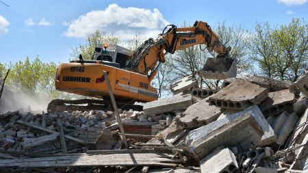 Jēkabpilī demontē daudzdzīvokļu mājas graustu Madonas ielā