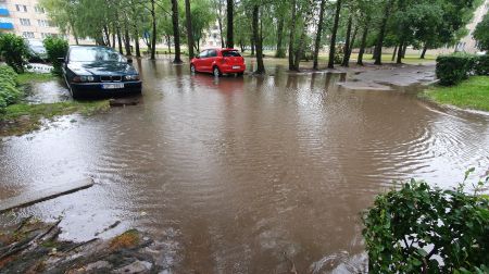 Jēkabpilī applūst ielas un stāvlaukumi