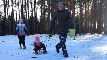 Ģimeņu sportiskajā izaicinājumā ziemas priekus bauda 10 komandas