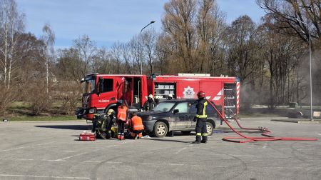 Jaunieši iepazīst operatīvo dienestu pasauli