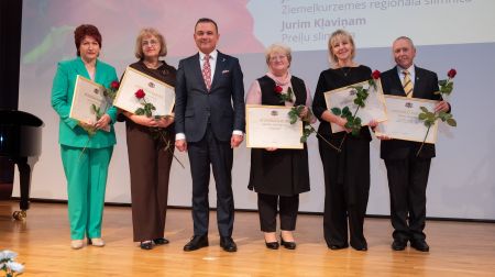 Trīs Jēkabpils ārsti saņem Veselības ministrijas Atzinības rakstu