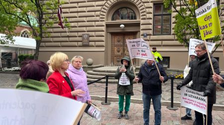 Cistiskās fibrozes pacientu vecāki pulcējas pie Saeimas