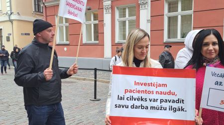 Cistiskās fibrozes pacientu vecāki pulcējas pie Saeimas