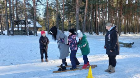 Ģimeņu sportiskajā izaicinājumā ziemas priekus bauda 10 komandas