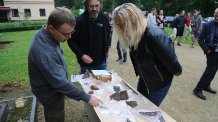 Studenti pēta Zasas muižas pagātni: atrasti krāsns podiņi un flīzes 
