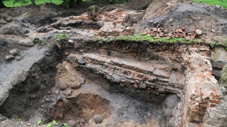 Studenti pēta Zasas muižas pagātni: atrasti krāsns podiņi un flīzes 