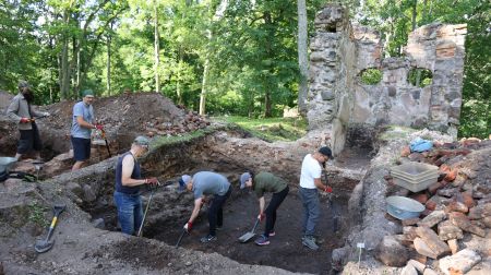 Studenti pēta Zasas muižas pagātni: atrasti krāsns podiņi un flīzes 