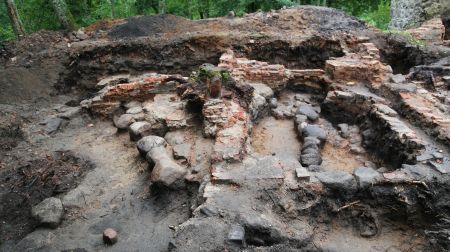 Studenti pēta Zasas muižas pagātni: atrasti krāsns podiņi un flīzes 