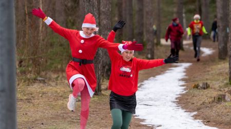 Vecgada skrējienā Jēkabpilī devās aptuveni 100 dalībnieku