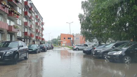 Jēkabpilī applūst ielas un stāvlaukumi