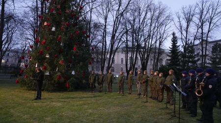 Galiņu ģimene no Jēkabpils novada iededz svētku egli prezidenta pilī