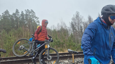 Jēkabpilieši Lieldienu velobraucienā pārvar izaicinājumus