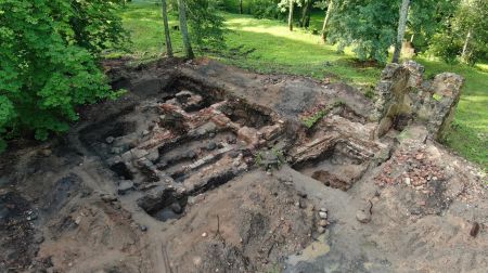Studenti pēta Zasas muižas pagātni: atrasti krāsns podiņi un flīzes 