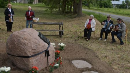 Dignājā atklāts piemiņas akmens deportētajiem pagasta iedzīvotājiem