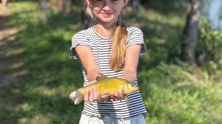 Bērni un jaunieši Baļotes ezerā apguva makšķerēšanas pamatus