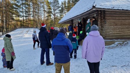 Ģimeņu sportiskajā izaicinājumā ziemas priekus bauda 10 komandas