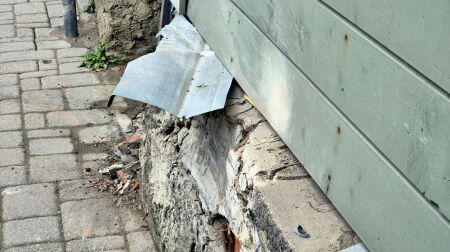 Jēkabpilī “Lexus” vadītājs sabojā citu auto un dzīvojamās mājas sienu