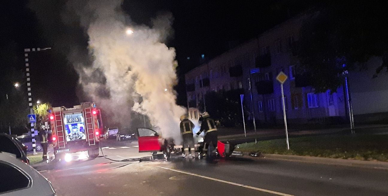 Jēkabpilī deg vieglā automašīna