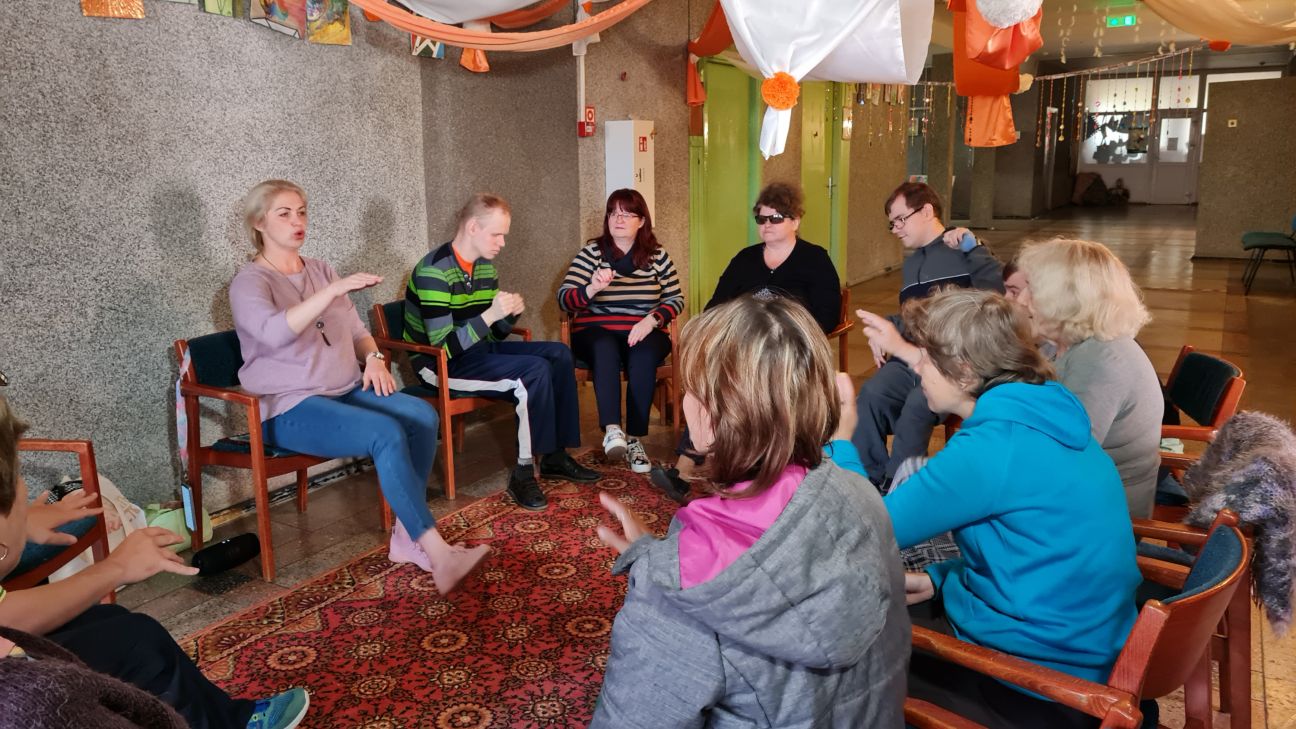 Dejas sēdus – iespēja senioriem un cilvēkiem ar kustību traucējumiem