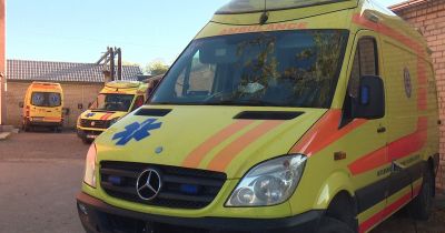 Vecbebros iereibu&scaron;as sievietes vadīta automa&scaron;īna iebrauc kokā