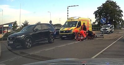 Mazs zēns gūst smagus miesas bojājumus, &scaron;ķērsojot ielu Jēkabpilī