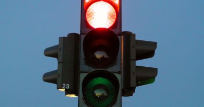 Pļaviņās vīrietis &scaron;ķērso krustojumu pie luksofora sarkanā signāla