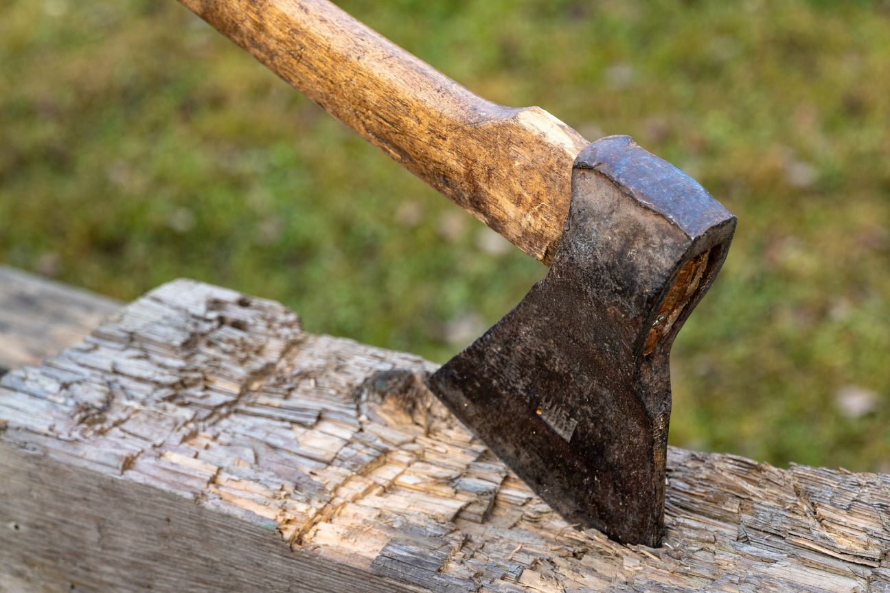 Koknesē vīrietis ar cirvi ievaino “pudeles brāli”