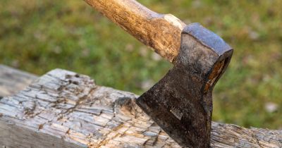 Koknesē vīrietis ar cirvi ievaino &ldquo;pudeles brāli&rdquo;