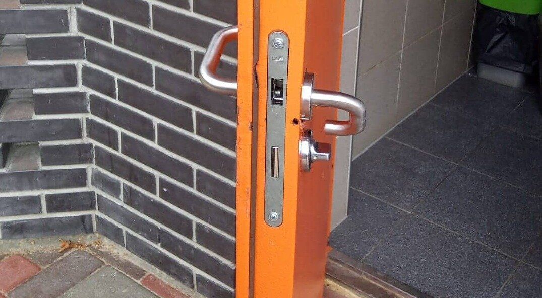 Kena parkā naktīs demolē tualetes