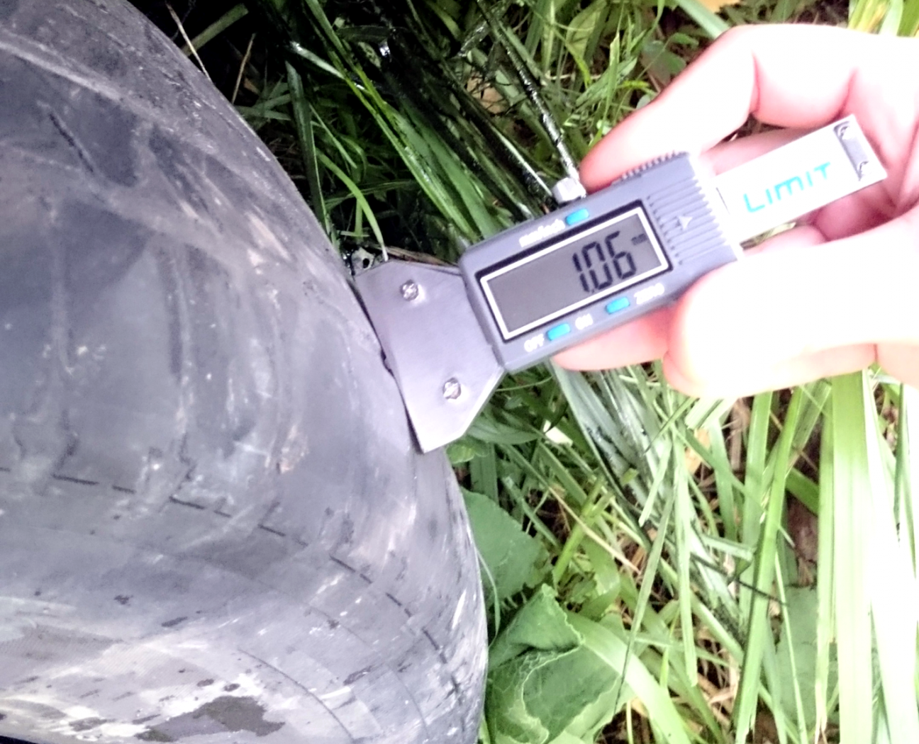 Jaunjelgavā, plīstot nodilušai riepai, avarē automašīna