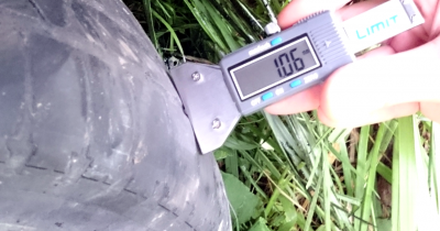 Jaunjelgavā, plīstot nodilu&scaron;ai riepai, avarē automa&scaron;īna