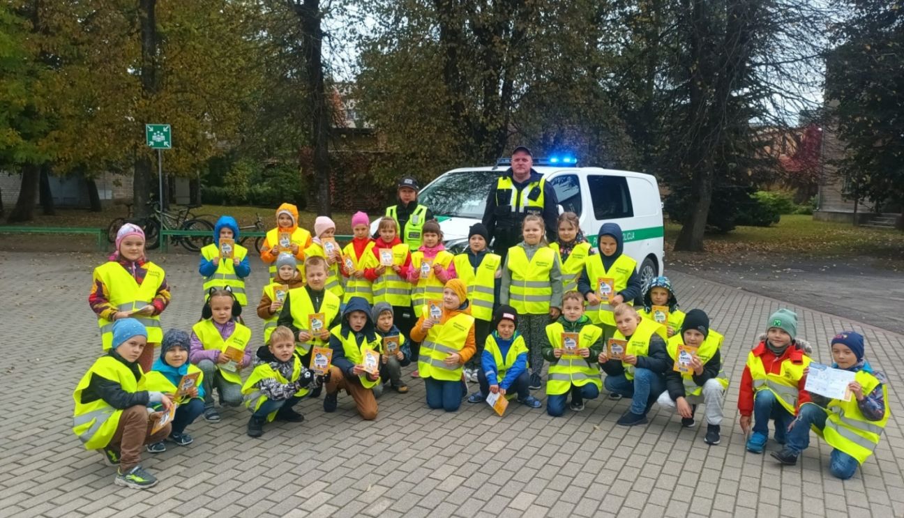 Jēkabpils novada pirmklasniekiem dāvā atstarojošās vestes