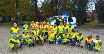 Jēkabpils novada pirmklasniekiem dāvā atstarojo&scaron;ās vestes