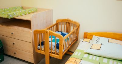 Lai piedalītos ģimenes dzemdībās, pavado&scaron;ās personas varēs veikt kovida maksas testu