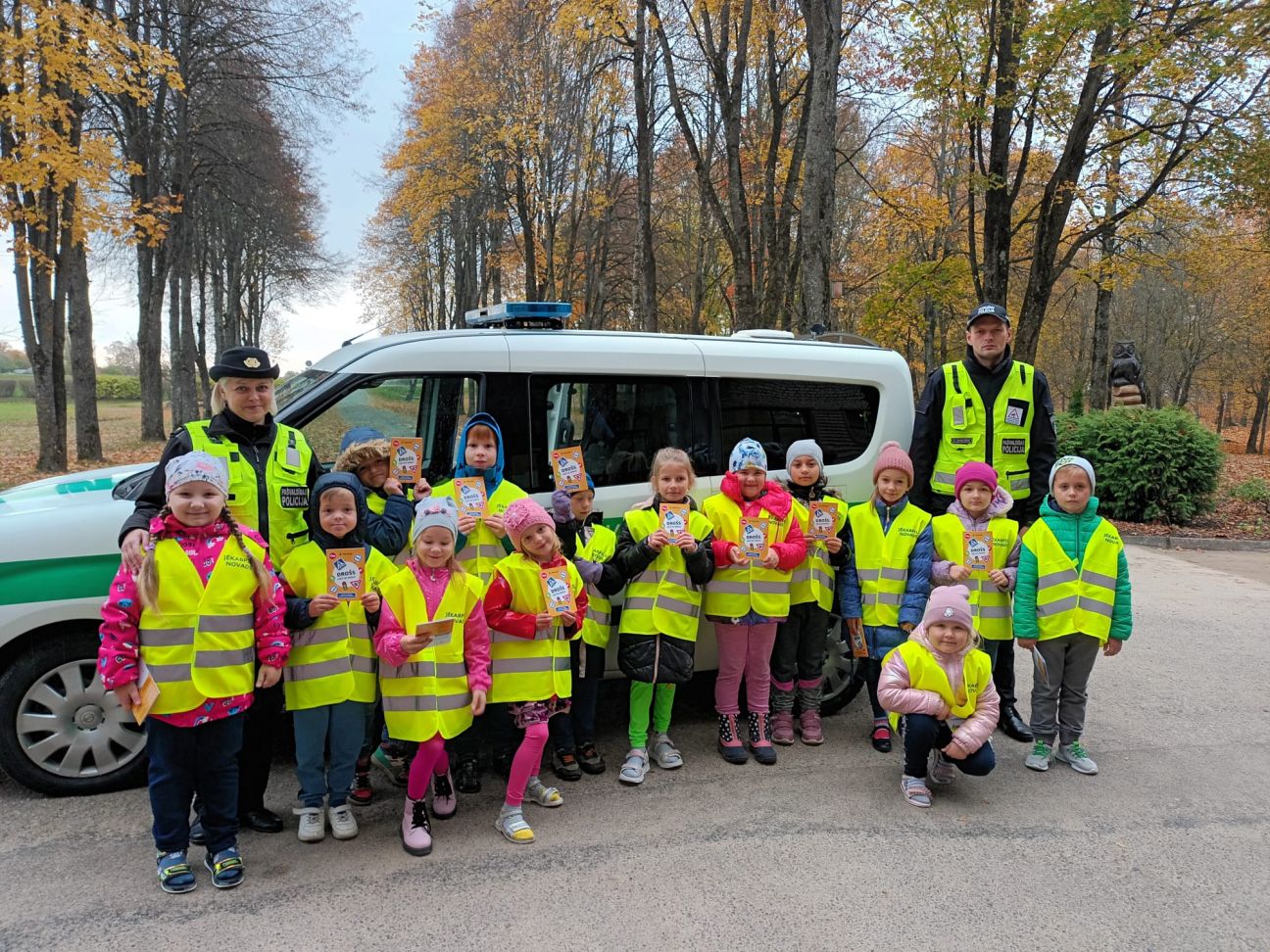 Jēkabpils novada pirmo klašu skolēniem dāvā atstarojošās vestes