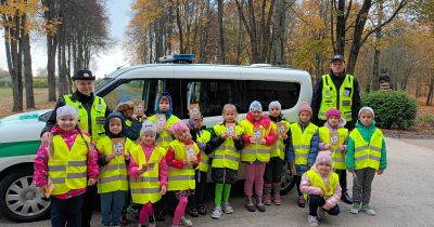 Jēkabpils novada pirmo kla&scaron;u skolēniem dāvā atstarojo&scaron;ās vestes