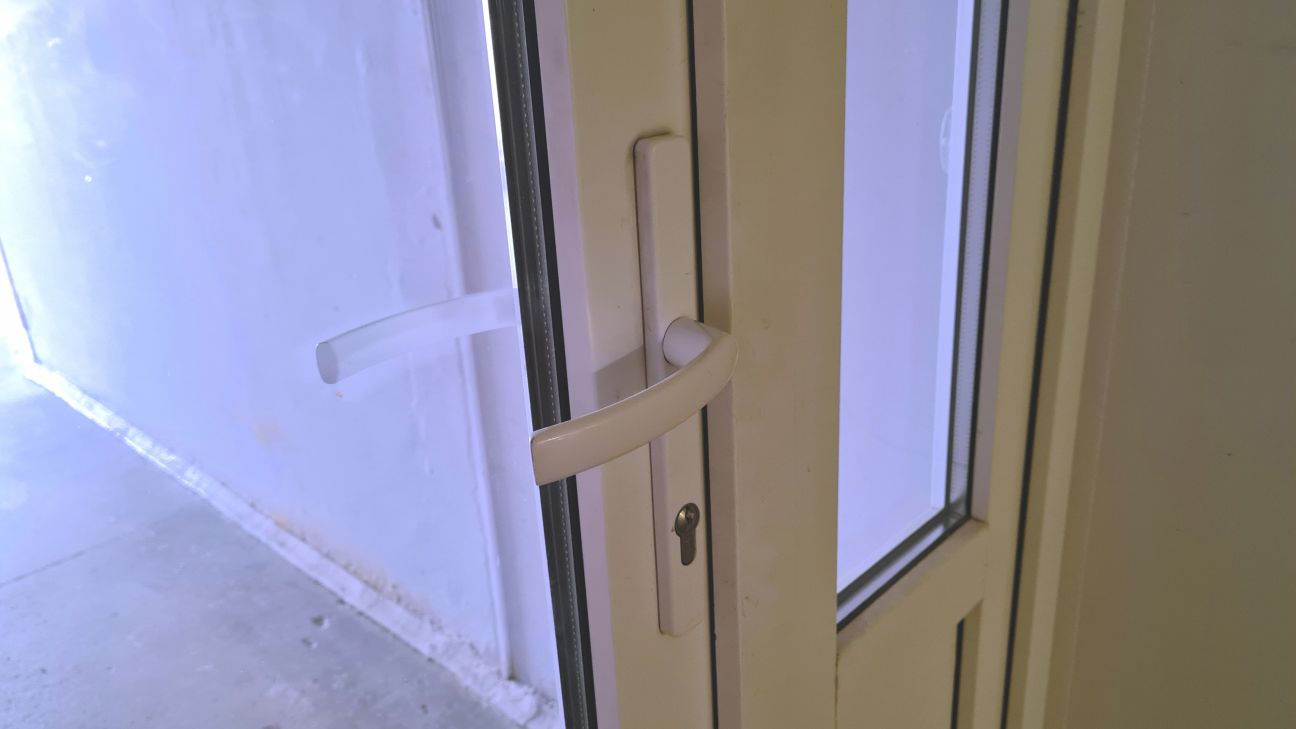 Iršu pagastā jaunietis sabojā automašīnu un pašvaldības dzīvokli