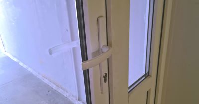 Ir&scaron;u pagastā jaunietis sabojā automa&scaron;īnu un pa&scaron;valdības dzīvokli