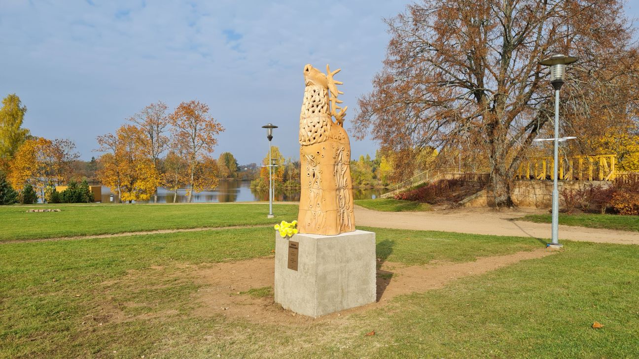 Zvejnieklīcī atklāj staltbrieža skulptūru