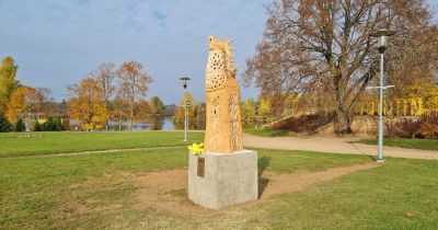 Zvejnieklīcī atklāj staltbrieža skulptūru