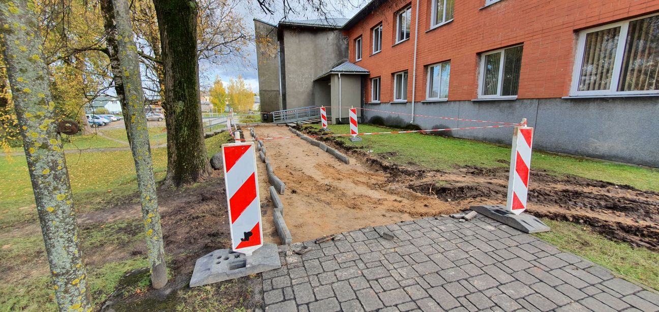 Pie nevalstisko organizāciju ēkas Jēkabpilī iesākta celiņa atjaunošana