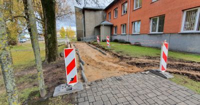 Pie nevalstisko organizāciju ēkas Jēkabpilī iesākta celiņa atjauno&scaron;ana