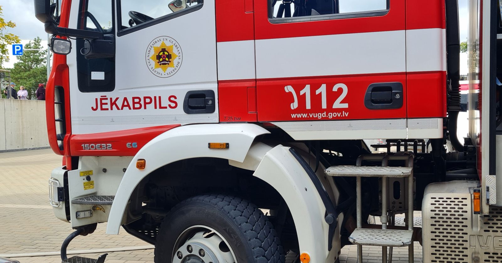 Jēkabpilī no dego&scaron;as mājas evakuējas cilvēks