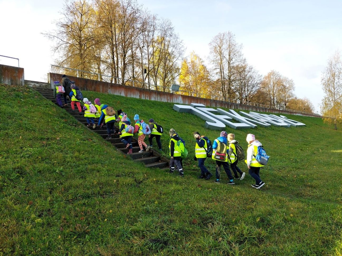 Skolēni dodas kilometru un pakāpienu krāšanas izaicinājumā
