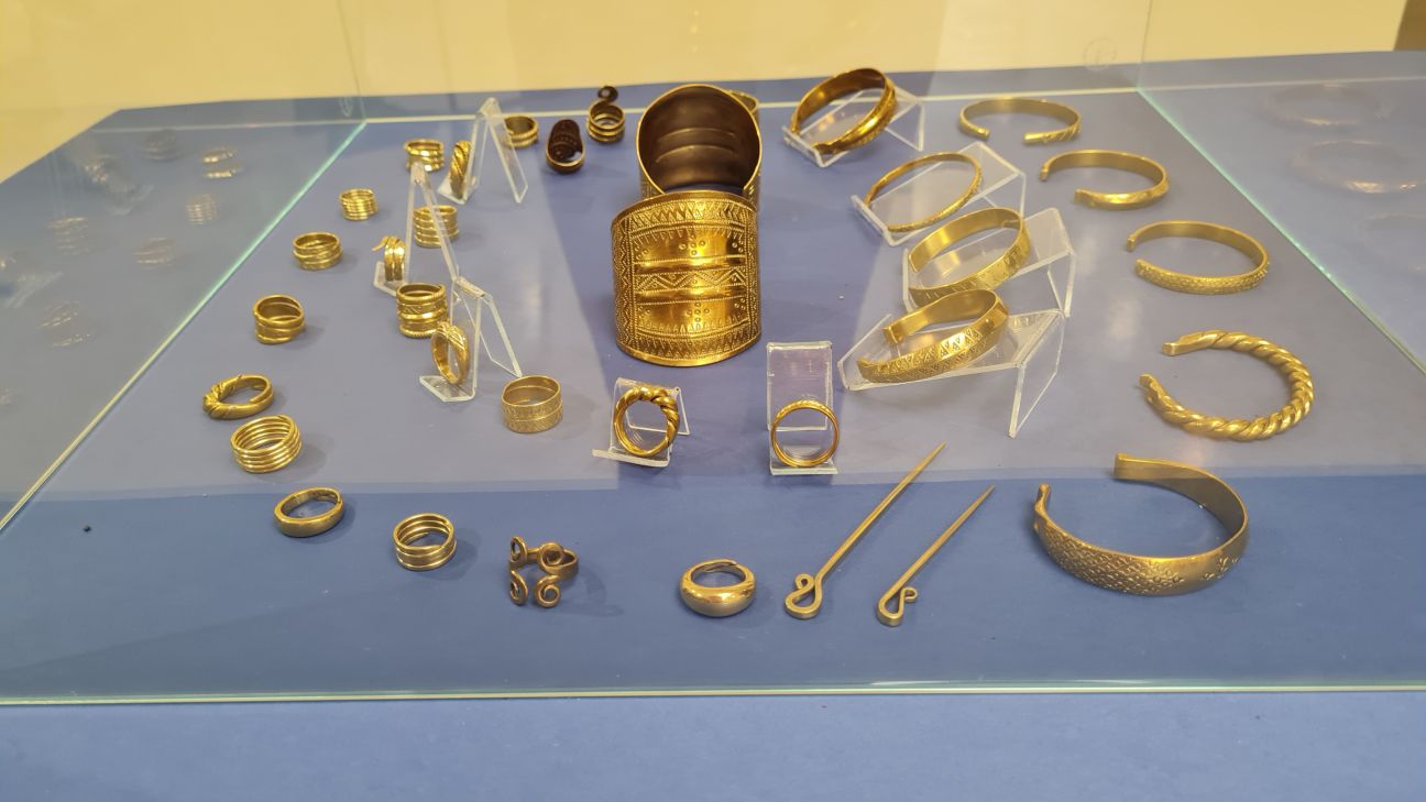 Līvānietis kaļ rotas, kādas nēsāja Jersikā 12.gadsimtā