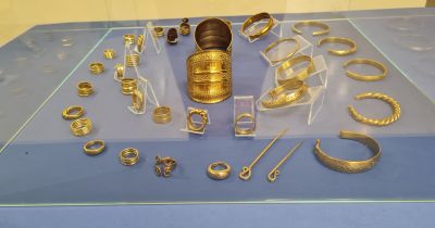 Līvānietis kaļ rotas, kādas nēsāja Jersikā 12.gadsimtā